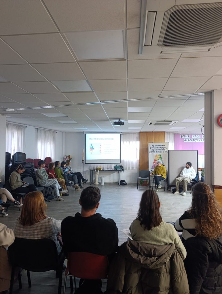 Asistentes a la charla de educación sexual en la asociación ALFA de Granada

